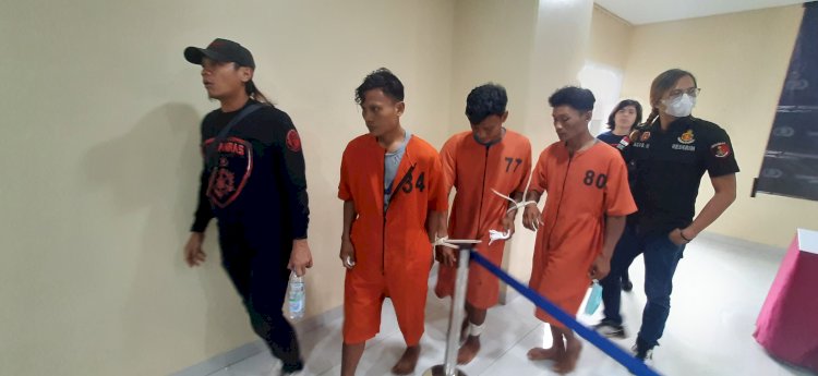 Tiga pelaku pembunuhan seorang guru ngaji saat berada di Polda Sumatera Selatan. (Fauzi/RMOLSumsel.id)