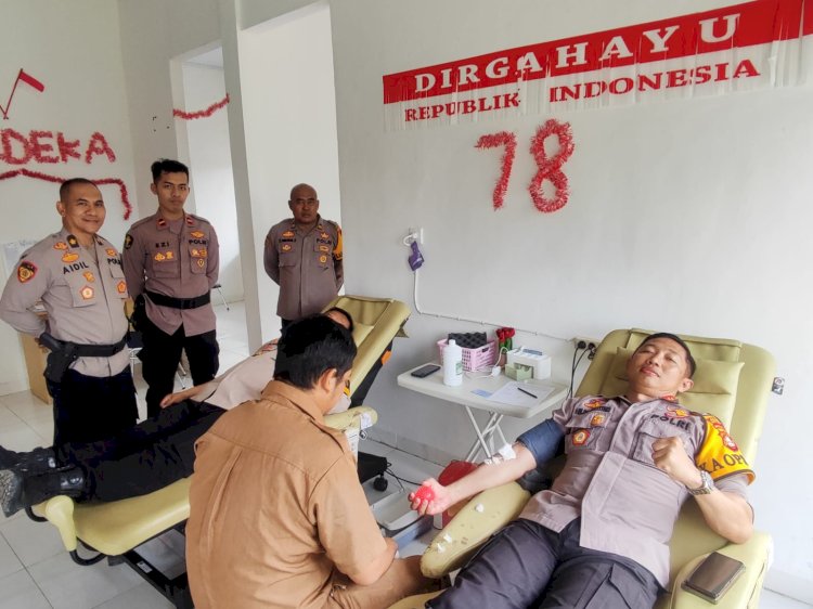 Sejumlah personel Polres Empat Lawang melakukan aksi Donor darah untuk memenuhi kebutuhan darah rumah sakit. (ist/rmolsumsel.id)