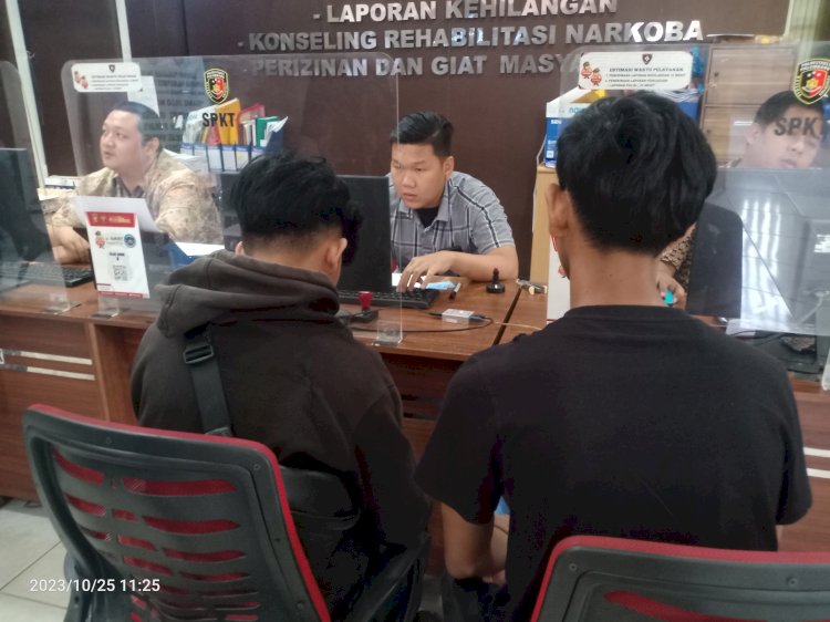 Korban saat membuat laporan polisi di SPKT Polrestabes Palembang.(Denny Pratama/RMOLSumsel.id)