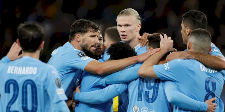 Erling Haaland merayakan gol ke gawang Young Boys bersama skuat Manchester City/Net