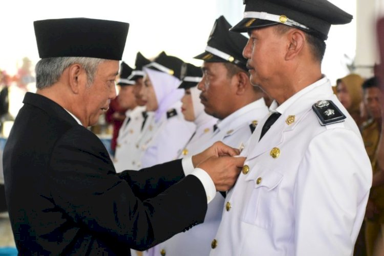 Bupati OKI Iskandar melantik sejumlah kades hasil Pilkades Serentak 2023. (ist/rmolsumsel)