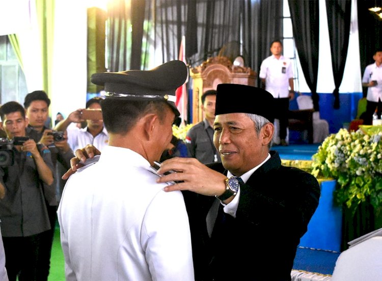 Bupati OKI, Iskandar saat melantik lima kades terpilih di Kecamatan Pampangan dan Pangkalan Lampam. (ist/rmolsumsel.id)