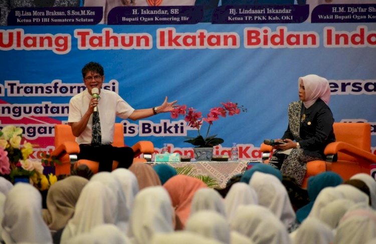 dr Boyke saat mengisi seminar kesehatan yang digelar Ikatan Bidan Indonesia (IBI) OKI. (ist/rmolsumsel.id)