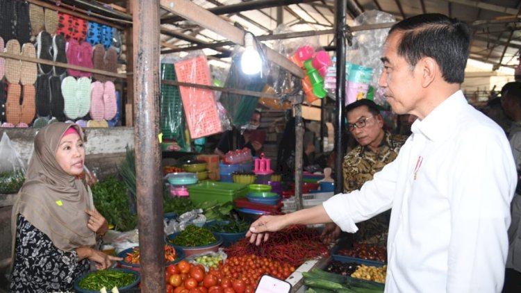 Presiden Jokowi saat meninjau harga sembako di Pasar Sekip Palembang. (setpres/rmolsumsel.id)