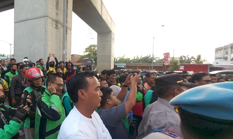 Ratusan Ojol melakukan aksi demo lantaran izin penyelenggarahan HUT ADO tak dikeluarkan polisi, Jumat (28/10).
