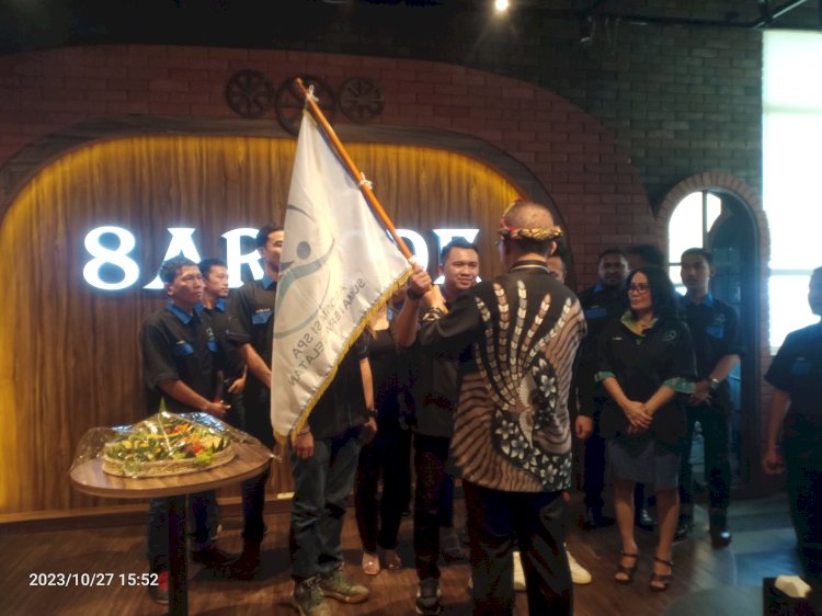 Ketua Asspa Sumsel Reza saat menerima bendera petaka Asspa Sumsel yang diserahkan oleh Kadis Budaya dan Pariwisata. (ist/rmolsumsel.id)