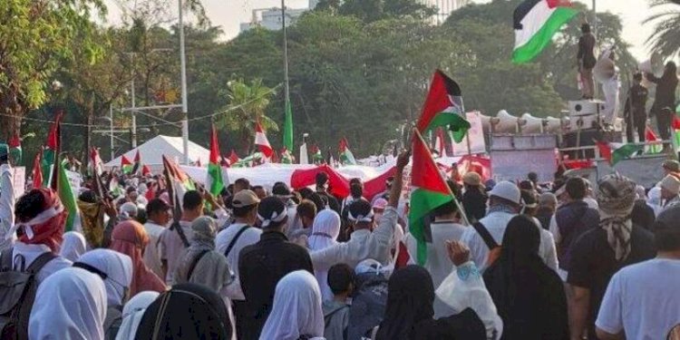 Ribuan orang menggelar aksi bela Palestina, di depan Kantor Kedutaan Besar AS, Jakarta Pusat, Sabtu, 28 Oktober 2023/Net