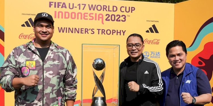 Ketua PSSI Erick Thohir bersama Menpora Dito Ariotedjo dan Wali Kota Surabaya, Eri Cahyadi berfoto dengan trofi piala dunia U-17/Ist