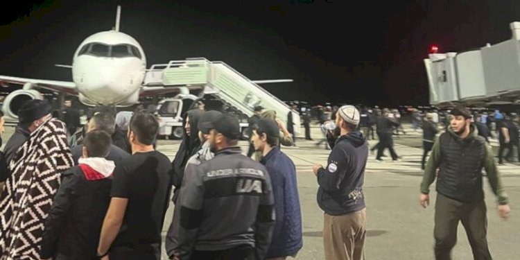 Orang-orang menyerbu bandara Makhachkala di Dagestan, Rusia/Net