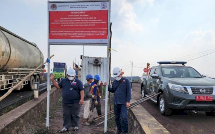 Pemasangan plang penyegelan di kawasan PT RMK Energy oleh tim dari Ditjen Gakkum KLHK. (ist/rmolsumsel.id)
