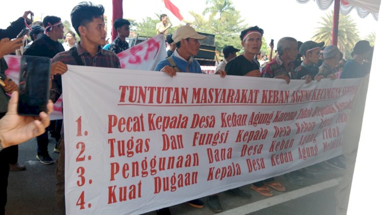 Ratusan  masyarakat Desa Keban Agung, Kecamatan Semidang Aji, Kabupaten OKU, menyerbu Kantor Pemerintah Daerah (Pemda) OKU/Foto