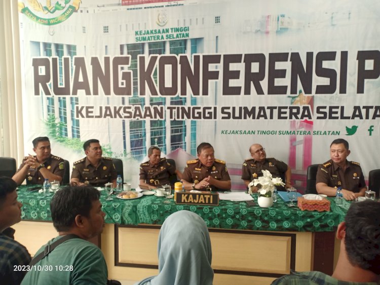    Kejaksaan Tinggi (Kejati) Sumsel menetapkan lima orang tersangka kasus penjualan aset Yayasan Batanghari Sembilan Sumsel yang berupa asrama mahasiswa di Yogyakarta. (Denny Pratama/RMOLSumsel.id)