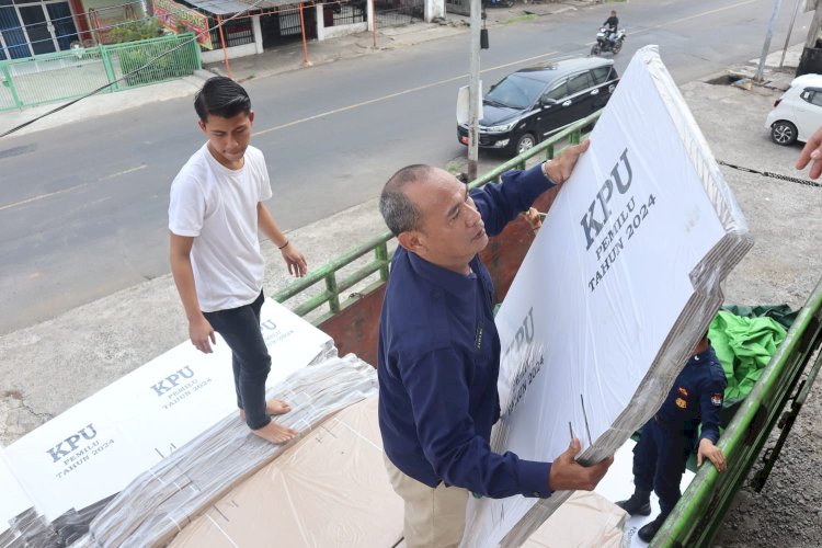 Logistik pemilu bilik suara saat diturunkan dan dipindahkan ke dalam gudang/ist