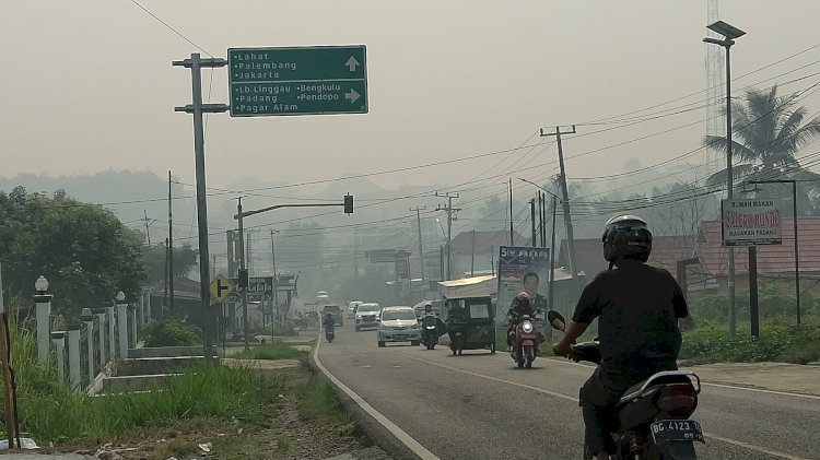 Asap pekat mulai mengganggu aktifitas dan kesehatan warga Tebing Tinggi. (Salim/RMOLSumsel.id)