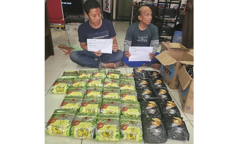 Dua pelaku penyelundupan narkoba sebanyak 32 kilogram di Palembang. (dok. BNNP Sumsel)