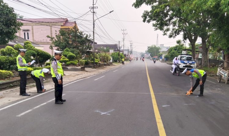 Polisi melakukan olah TKP di lokasi kecelakaan/ist