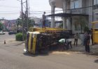 Truk Bermuatan Kayu Parket Terguling di Jalan Kapten Marzuki Palembang