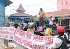 Kesal Seringnya Pemadaman Listrik, Ratusan Warga Geruduk Kantor Cabang PLN Baturaja