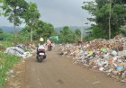 Bau Busuk Tumpukan Sampah di Pinggir Jalan TPA Pagar Alam Ganggu Masyarakat