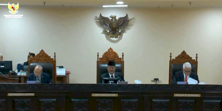 Ketua Majelis Kehormatan Mahkamah Konstitusi (MKMK), Jimly Asshiddiqie, saat memimpin sidang pemeriksaan pendahuluan perkara dugaan pelanggaran kode etik Hakim Konstitusi sekaligus Ketua MK, Anwar Usman, di Gedung MK, Jalan Medan Merdeka Barat, Jakarta Pusat, Rabu (1/11)/Repro