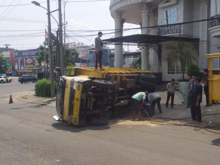 Kondisi truk muatan kayu parket terguling didepan Hotel Luminor simpang Sekip Palembang. (Fauzi/RMOLSumsel.id)