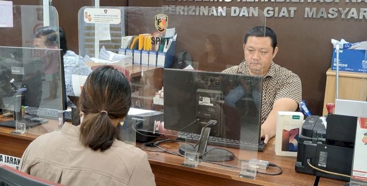 Korban saat membuat laporan di Polrestabes Palembang. (Denny Pratama/RMOLSumsel.id)