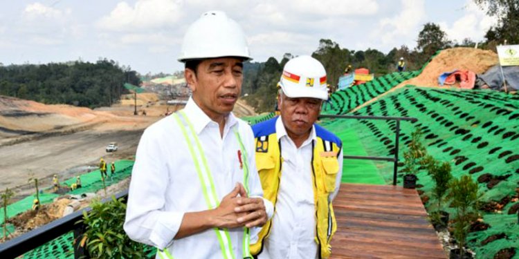 Presiden Joko Widodo saat meninjau proyek tol IKN/Ist