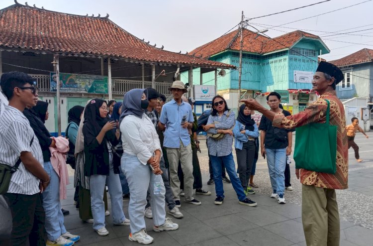 Mgs Muhammad Jufri atau Cek Jon ketika mengajak mahasiswa Modnus keliling Kampung Al-Munawwar/ist