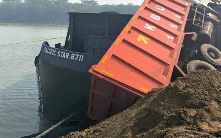 Kondisi truk terguling di kawasan pelabuhan SDJ milik Titan Infra Energy Group, diduga cemari sungai musi. (ist)