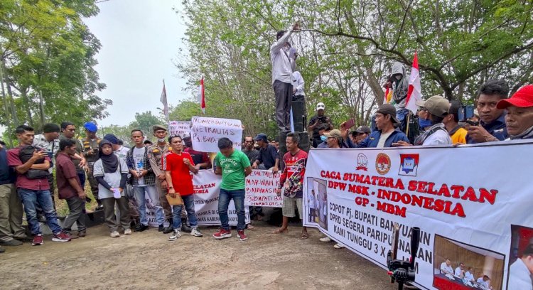  Ratusan massa menggelar aksi demo di depan Kantor DPRD Banyuasin menuntut Pj Bupati Banyuasin Hani Syopiar Rustam dicopot dari jabatannya/ist