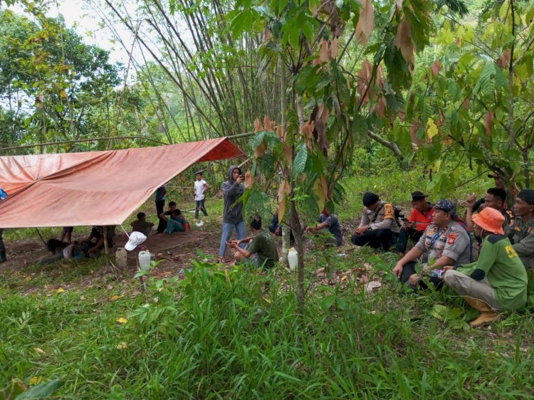 Warga dan polisi mencari keberadaan Gilang Noprianto (5) yang hilang di kebun. (ist/RMOLSumsel.id)