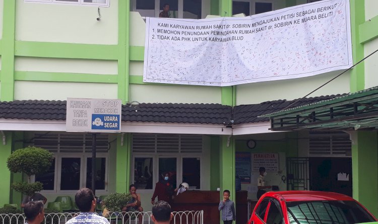 Spanduk dibentangkan di balkon atas pintu masuk Rumah Sakit dr Sobirin Kabupaten Musi Rawas di Lubuklinggau/ist
