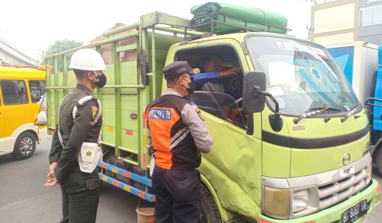 Dinas Perhubungan (Dishub) Kota Palembang bekerja sama dengan Satlantas Polrestabes Palembang dan Denpom II/Swj menggelar razia kelayakan kendaraan (KIR) bagi kendaraan angkutan barang dan umum/Foto:RMOL