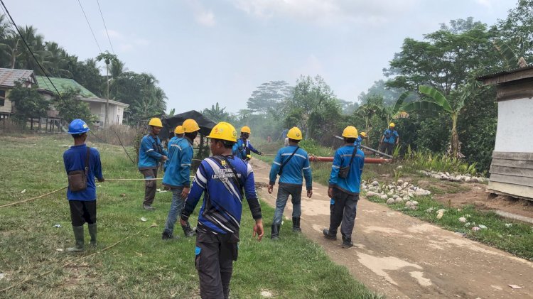 Tim PLN melakukan perbaikan belasan tiang listrik yang roboh di esa Sungai Semut, Kecamatan Makarti Jaya, Banyuasin, Sumsel. (ist/RMOLSumsel.id)