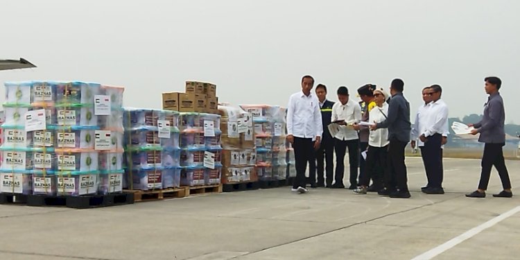 Presiden Joko Widodo sesaat sebelum melepas bantuan kemanusiaan pemerintah dan beberapa LSM, di Landasan Udara (Lanud) Halim Perdanakusuma, Jakarta Timur, Sabtu (4/11)/RMOL