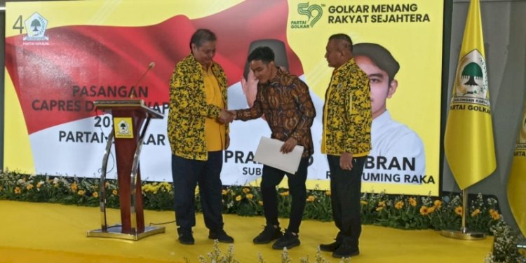 Gibran Rakabuming Raka saat menerima surat rekomendasi dukungan sebagai bakal cawapres dari Ketua Umum Partai Golkar, Airlangga Hartarto/RMOL