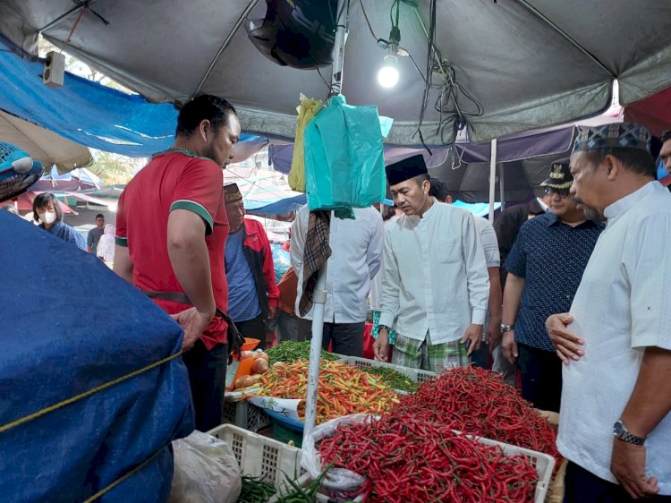 Pj Walikota Palembang  Ratu Dewa meninjau pedagang di Pasar Satelit Sako/ist