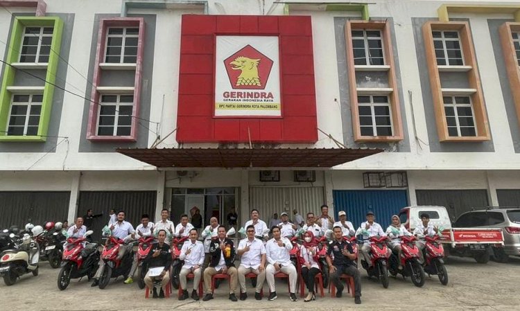 Dewan Pimpinan Cabang (DPC) Partai Gerindra Kota Palembang memberikan bantuan berupa motor operasional kepada 18 Pimpinan Anak Cabang (PAC) di seluruh Kota Palembang/ist
