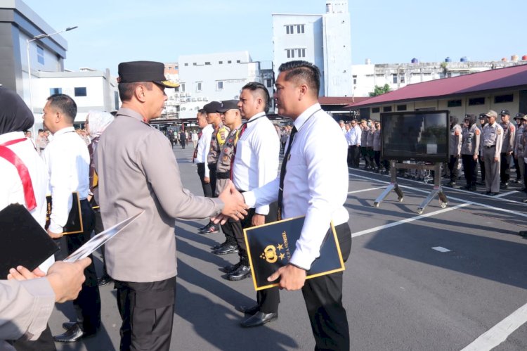 Kapolda Sumsel Irjen Pol Albertus Rachmad Wibowo saat memberikan penghargaan kepada Sat Intelkam Polres OKU Timur/ist