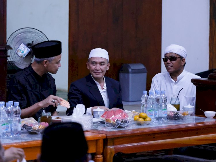 Capres Ganjar Pranowo disambut oleh pimpinan Ponpes KH. Abdul Hadi. (ist/RMOLSumsel.id)