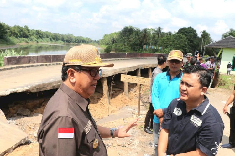 Pj Bupati Muara Enim bersama anggota DPRD dan OPD terkait tinjau Ruas jalan Desa Kasai, Kecamatan Sungai Rotan yang longsor. (ist/rmolsumsel.id)
