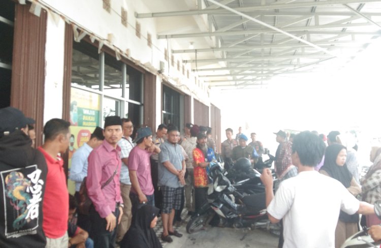 Puluhan warga yang mendukung empat kandidat calon Kepala Desa (Kades) di Karang Anyar saat mendatangi Kantor DPMDP3A)Kabupaten Muratara. (ist/rmolsumsel.id)