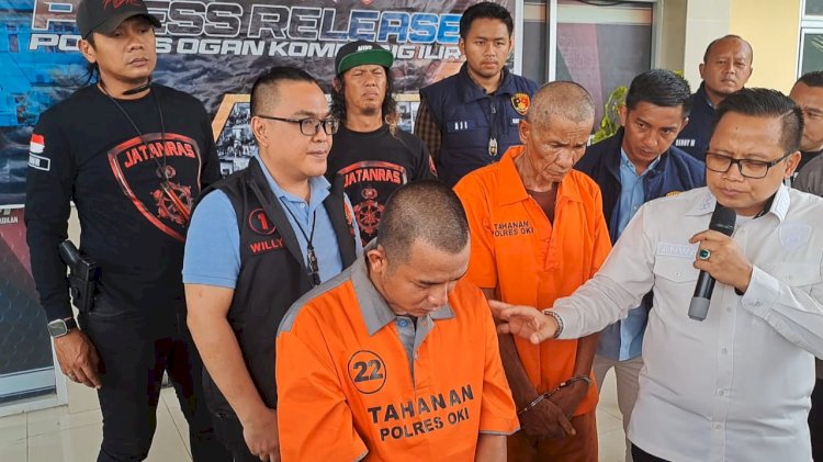 Dua pelaku pembunuhan berencana dihadirkan langsung dalam press rilis di Polres OKI/Foto:Hari Wijaya