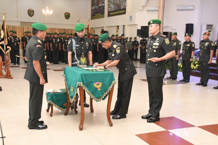 Panglima Kodam II/Sriwijaya, Mayjen TNI Yanuar Adil, memimpin langsung Acara Serah Terima Jabatan (Sertijab) Komandan Korem (Danrem) 044/Garuda Dempo/ist