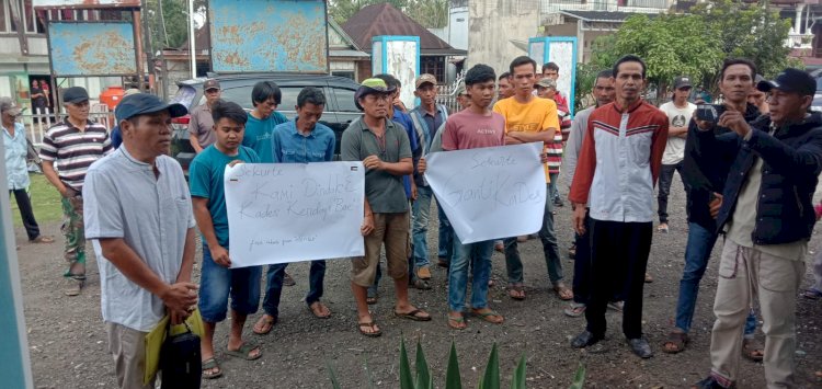 Demo Warga Desa Benua Raja Depan Kantor Camat Minta Kadesnya Mundur Rabu (8/11). (Taufik/RMOLSumsel.id)