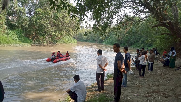 Proses pencarian murid SD yang tenggelam di sungai Enim. (ist/RMOLSumsel.id)