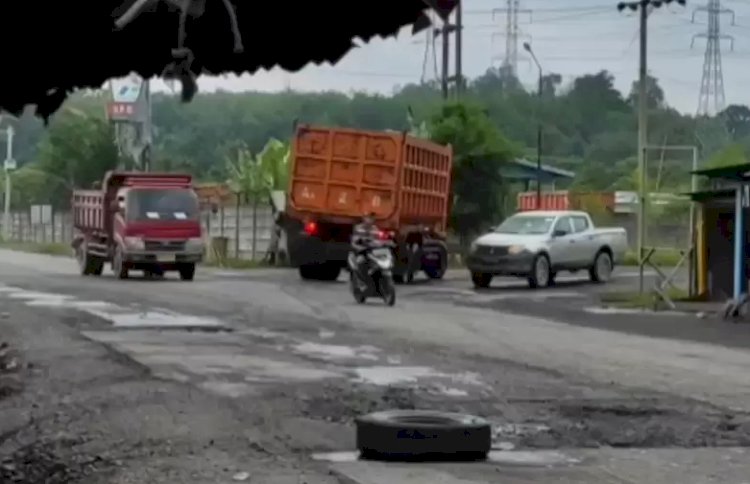 Antrian angkutan batubara di jalan lintas sumatera yang berada di Kabupaten Lahat/ist