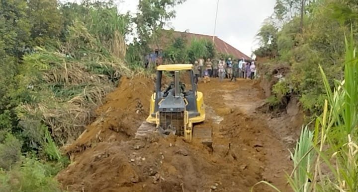 Pengerjaan pembangunan akses jalan penghubung dari  Desa Cahaya Alam menuju kampung 4 Datar Pauh tembus  ke desa Segamit sepanjang 6,3 KM (ist/rmolsumsel.id)