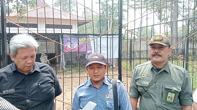 Petugas BKSDA Sumatera Selatan diturunkan untuk menguak jejak hewan buas yang menyerang dua ekor rusa hingga mati dalam kandangnya di Rumah Dinas Bupati Kabupaten Musi Rawas/ost