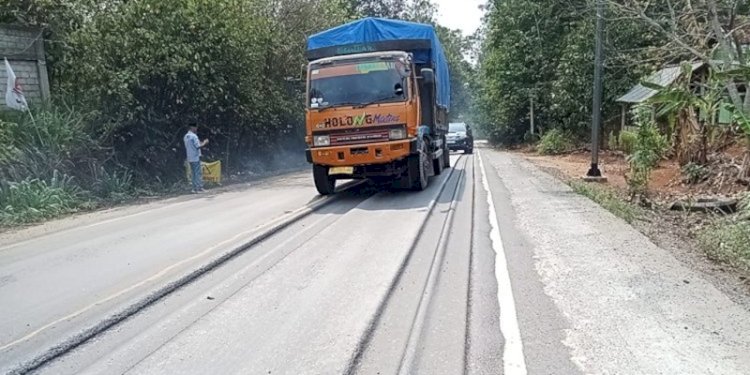 Ruas jalan Lintas Tengah Sumatera (Jalintengsum) di wilayah Desa Gunung Besar yang mengalami kerusakan/RMOL Lampung